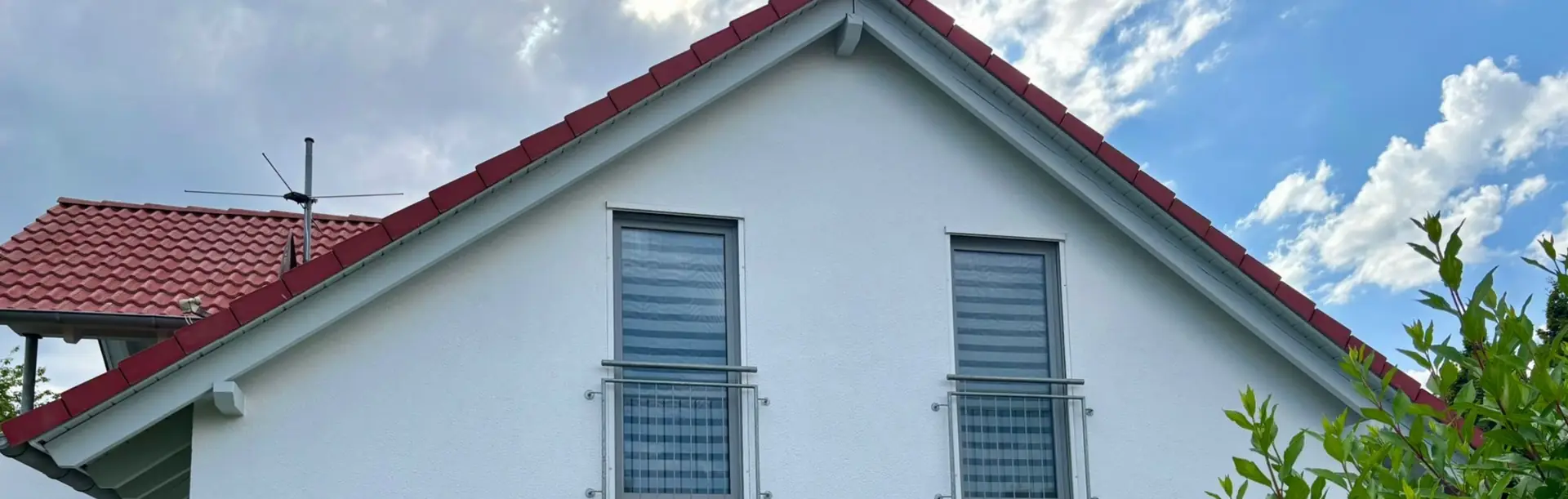 Fertig sanierte Giebelfassade eines Einfamilienhauses in Oberschwaben