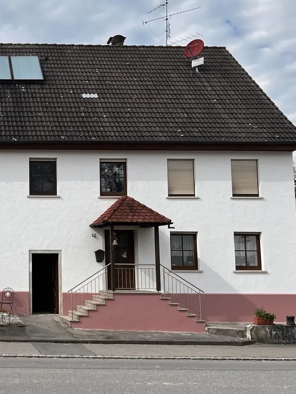 Sanierte Altbaufassade nach dem Anstrich in Rupertshofen